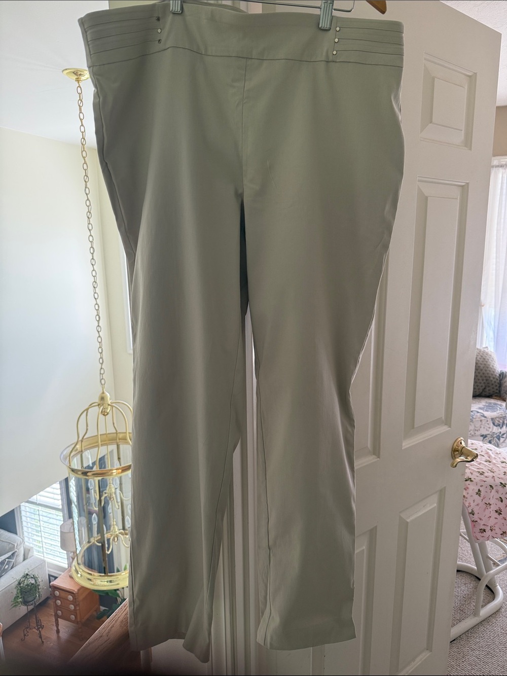 Brand new/ never worn woman’s 2x pull on straight leg, khaki pants.